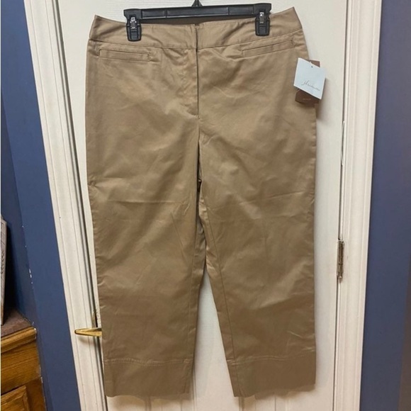JH COLLECTIBLES Size 12 Stretch
Khaki Beige Two-Pocket Crop
Capris Pants uniform - Picture 1 of 10